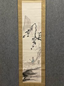 古筆人物图【飛田周山】飞田周山
略歴：美術評価額８０万、文帝展審、師栖鳳・雅邦、茨城、山水・花鳥・人物、日本画院同人、昭和２０年６９才没1877～1945（明治十～昭和二十）72岁。本名正雄，号对月居、碧云洞、酒迁山人。茨城县多贺郡生人。先后从师久保田米僊、竹内栖凤，并得到桥本雅邦指导。曾担任文部省美术展览审查员,帝国美术院委员。1906年后担当教科书的插图绘制