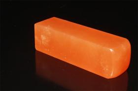 这是一块 （非常漂亮的）天然 橘子冻石 印章  纯手工打磨，手感一流，另外橘子冻非常漂亮而且比较稀有 ，结晶冻底， 温润细腻。2