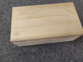 木盒一个。长21，宽12。深度5.6。盖子处有一处裂粘处。