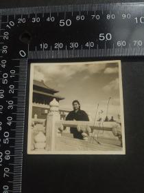 55年美女在天安门留影签赠照片一张，Z201