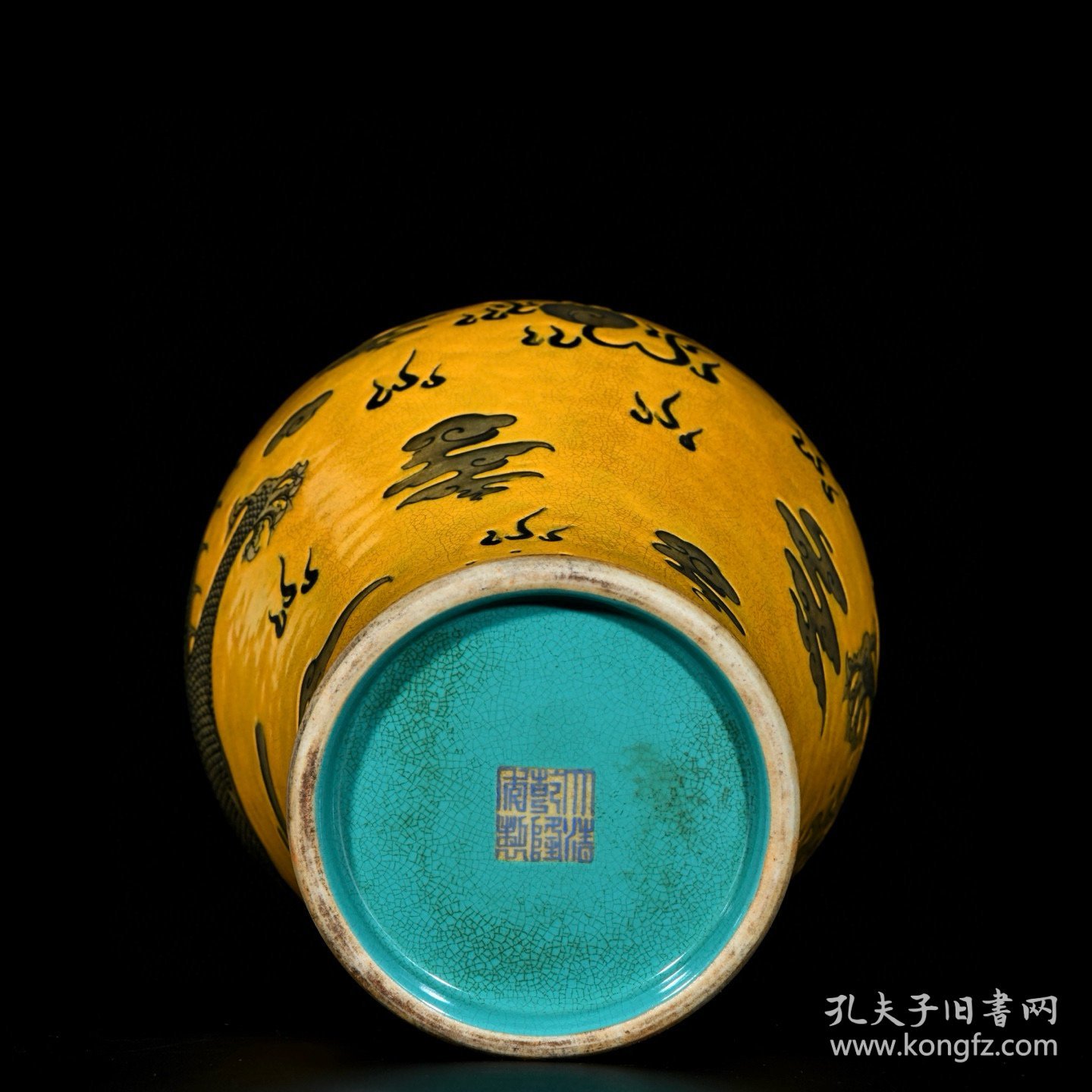 清乾隆黄地墨彩龙纹梅瓶一对；33.5x22厘米