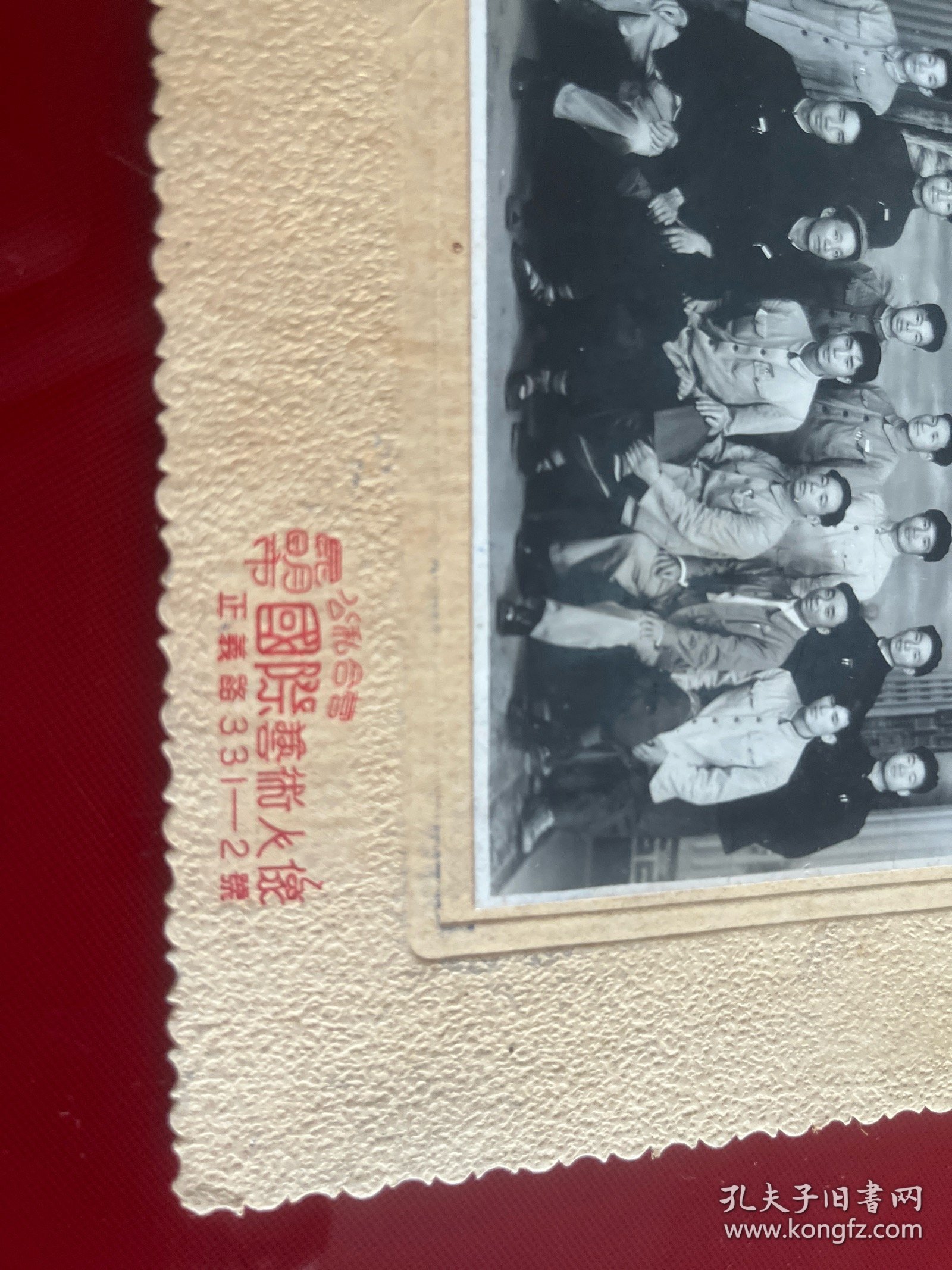 昆明文献 50年代昆明公私合营国际艺术人像馆：云南省工会干部学校大理白族自治州全体学员合影，有衬板