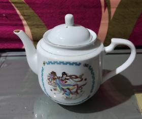 上世纪八九十年代景德镇茶壶（高16cm×壶嘴至壶把宽22.5cm×直径12cm)