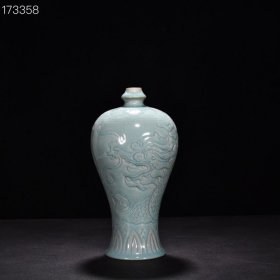 宋汝窑天青釉刻龙纹玉壶春瓶（大宋汝窑清凉寺御制）款 高26.5厘米 宽12.5厘米