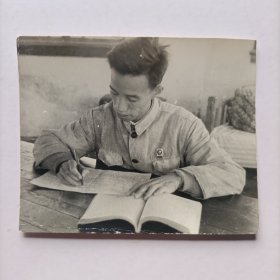 六七十年代拍摄《读书写笔记的青年》原版黑白照片一张