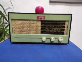 时期东方无线电厂出品的电子管收音机一台，品相完好无损，可正常使用，包真包老。