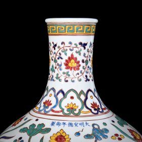 明宣德五彩连年有余纹天球瓶;41x34厘米