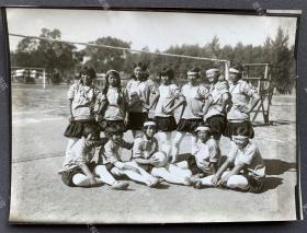 【吉林体育史料】1935年 满洲国通信社写真部摄制 伪满洲国第三届体育大会女子足球项目冠军吉林队全体合影照一张（伪满洲国体育大会从1932年10月至1943年太平洋战争爆发停办，共举办过11届。）