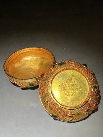 旧藏,银鎏金缠枝莲莲花观音盖罐一只。镶嵌宝石。