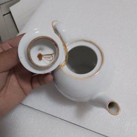 手绘图案的景德镇瓷壶（有使有过的痕迹，壶盖内边稍有旧瑕疵如图）