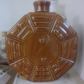 九十年代精美陶瓷八卦造型艺术酒瓶一个