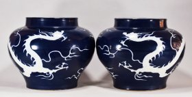 旧藏元霁蓝釉蒲白雕刻龙纹罐