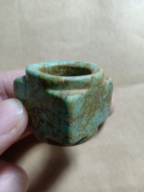 扳指形状的老玉棕，尺寸长3.3公分，高3公分，包老详见图。
