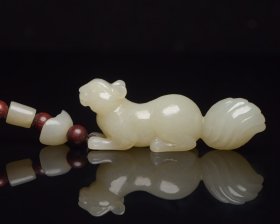 和田玉松鼠 规格: 10×2.6×1.7厘米，重 45克。