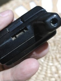 【故障机需要维修，配件机老式模拟机】上世纪九十年代有钱人家使用过的二哥大模拟手机一部 MOTOROLA摩托罗拉 MICRO TAC Ⅱ【配有电池一块】机器不能点亮，外观使用磨损严重，两侧小角有撞击破损，键盘星号键上有小的破损，机内标签不在，无天线，翻盖有小的破损【图片我实拍，品相以图片为准】本商品仅作为配件机或是影视道具摆件出售，不能正常使用