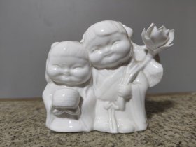 #24102502，几十年的和合二仙瓷摆件，荷花有残，品如图。
