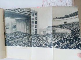 新中国建国十周年纪念画集1949－1959，本书有大量折叠的巨幅画页，存世量少！不缺页，无涂抹！自然旧！品相好！带原始书皮和书盒！不缺页，无涂抹！非常少见！毛，刘，林，周！完好无缺，十分难得！3