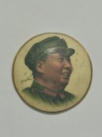 毛主席像章  ：瓷质、金边，脸向右，直径5.1cm 背面、山东省革命委员会