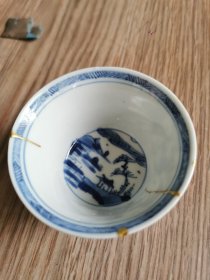 国外回流，保真，清代山水青花杯，口沿两处小磕，杯身两处小裂，金缮修复。