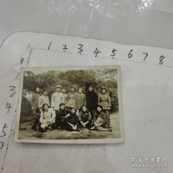 中南区保育院保健处全体男女军人“医师节”武昌合影/多名女军人两名男军人
