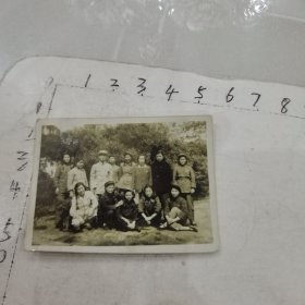 中南区保育院保健处全体男女军人“医师节”武昌合影/多名女军人两名男军人