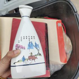 杏花村陶瓷三角酒瓶，景德镇，完整无缺，图案精致