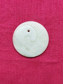 麒麟护身玉，直径4.9厘米，厚0.5厘米，下部有磕碰缺口