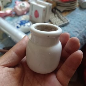 白瓷小罐