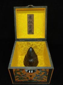Y珍藏漆器盒内装仿牛角尖一个，尺寸细节如图所示，一套，带盒总重1435g。