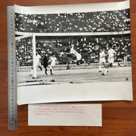 超大尺寸：1977和78年北京国际足球邀请赛，中国青年队和中国队两获冠军，图为辽宁队前锋头球射门