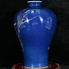 大清乾隆年制霁蓝釉描本色真金花鸟秋林鸣禽图酒瓶梅瓶
高28.2径18厘米2