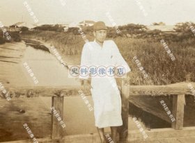 【上海史料】1941年 上海府西外路日军“上海陆军病院”内疗养的第15师团军医部担架队长小高四郎军医中尉留影照一枚（上海市立医院旧址位于今长海路174号，建成于1937年，是国民政府“大上海计划”建造的配套工程，上海沦陷后被日军占为“上海陆军病院”，抗战胜利后成为国民党军队的陆军联勤总医院，今为二军大附属长海医院使用。）