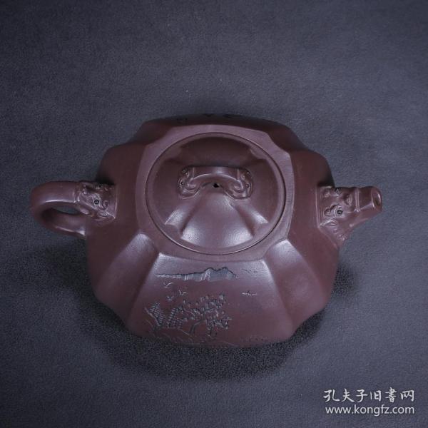 名人紫砂壶
底款：金鼎商标
盖款：冯桂林
尺寸：15/7cm
容量：300cc
紫砂分类：原矿紫泥
底款介绍： 金鼎商标——即民国时期吴德盛紫砂陶器行（亦称公司或店），为吴汉文于民国五年（ 1916 年）所设。