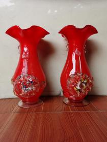 七八十年代老琉璃花瓶一对，也可作花器，精致、形美，口径12，底径8，高23厘米，红色喜庆，红红顺顺，一只少一边耳朵，余完整不坏，可收藏、使用、古董摆设等。