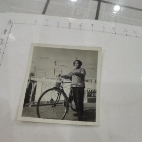 短发女子骑自行车长江大桥桥面照/手表