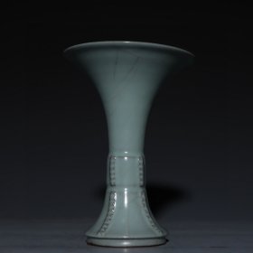 旧藏宋官窑粉青釉花觚高度20.5cm，口径14.6cm，肚径5.5cm.底径8.5cm。