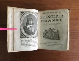1685年，笛卡尔 《笛卡尔作品集》拉丁文，珍稀古版名著集，两册全，5个部分共收入作者4部名著和一个附录（具体请见后面“商品描述”），内含大量全页木刻及文字木刻，书首珍贵的作者木刻肖像，书名页上另有大师布劳（William Blaeu)的浑仪木刻，原版羔羊皮外封，书脊烫金花纹书名，段首大字母，三口彩点装饰，16X20CM，品相极佳。
