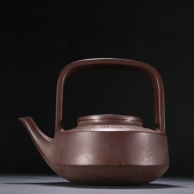 顾景舟款 紫砂提梁茶壶。 规格：高16.5cm 长18.5cm