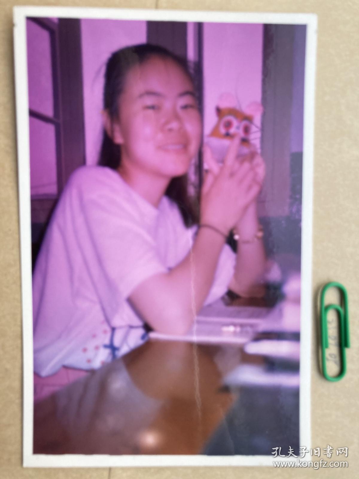 一个女孩 多单合并运费满百包邮只发快递 彩色老照片非黑白老照片 全网同售 不定期下架 加购请及时付款 本店更有70-90年代老年画 欢迎选购 230905PSD
