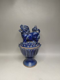 清代霁蓝釉熏炉，上面有狮子。肌肉力量足。