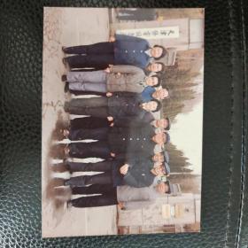 老照片：背景为天津发电设备厂厂门的合影