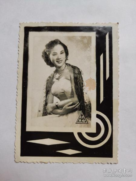 民国美女，白燕，照片一张，原名陈玉屏，广东人。1936年考入广州国际影片公司，从此走上演员之路，1937年到香港演出第一部电影《锦绣河山》。是一位香港粤语片演员，演出过多套电影。擅长演绎遭遇不幸的女性和端庄娴淑的贤妻良母，形象鲜明，与吴楚帆、张瑛、张活游合作最多。主演的名片包括：《蝴蝶夫人》