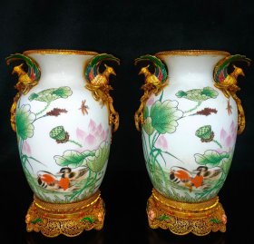 Y珍藏漆器盒内装瓷器花瓶一对，尺寸细节如图所，一件，瓷器单个重：1215g。
