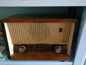 收音机 熊猫牌收音机 ：军工电子管收音机，木质烤漆，六寸大喇叭，收台强大，播放清晰洪亮。