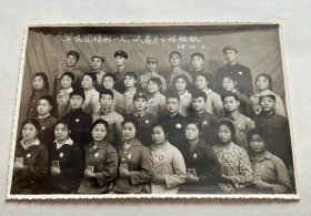 1968年 云南省昆明市宜良县第二中学合影！师生们佩戴毛主席像章 手握红宝书！军民团结如一人 试看天下谁能敌！老照片 时代色彩浓厚！