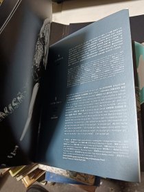 亚洲流行天后蔡依林JOLlN2014全新专辑蔡依林领衔主演呸 PLAY 10首人生剧场主打歌。盒内有一个绝呸口罩，2本写真画册（其中一本有签名），1张CD光盘