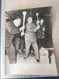 建国初期新闻展览老照片:周总理和陈毅同志等轮铁锤打铁的照片(罕见)