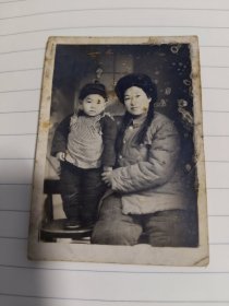 母子老照片【尺寸约5.8x8.3厘米】