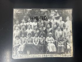 1930年广东省立梅州中学松口同学会全体会员暨顾问摄于梅州中学正校门，灰色长袍衫为李时可校长，秘书长梁俊可。(翻拍照片已过塑)