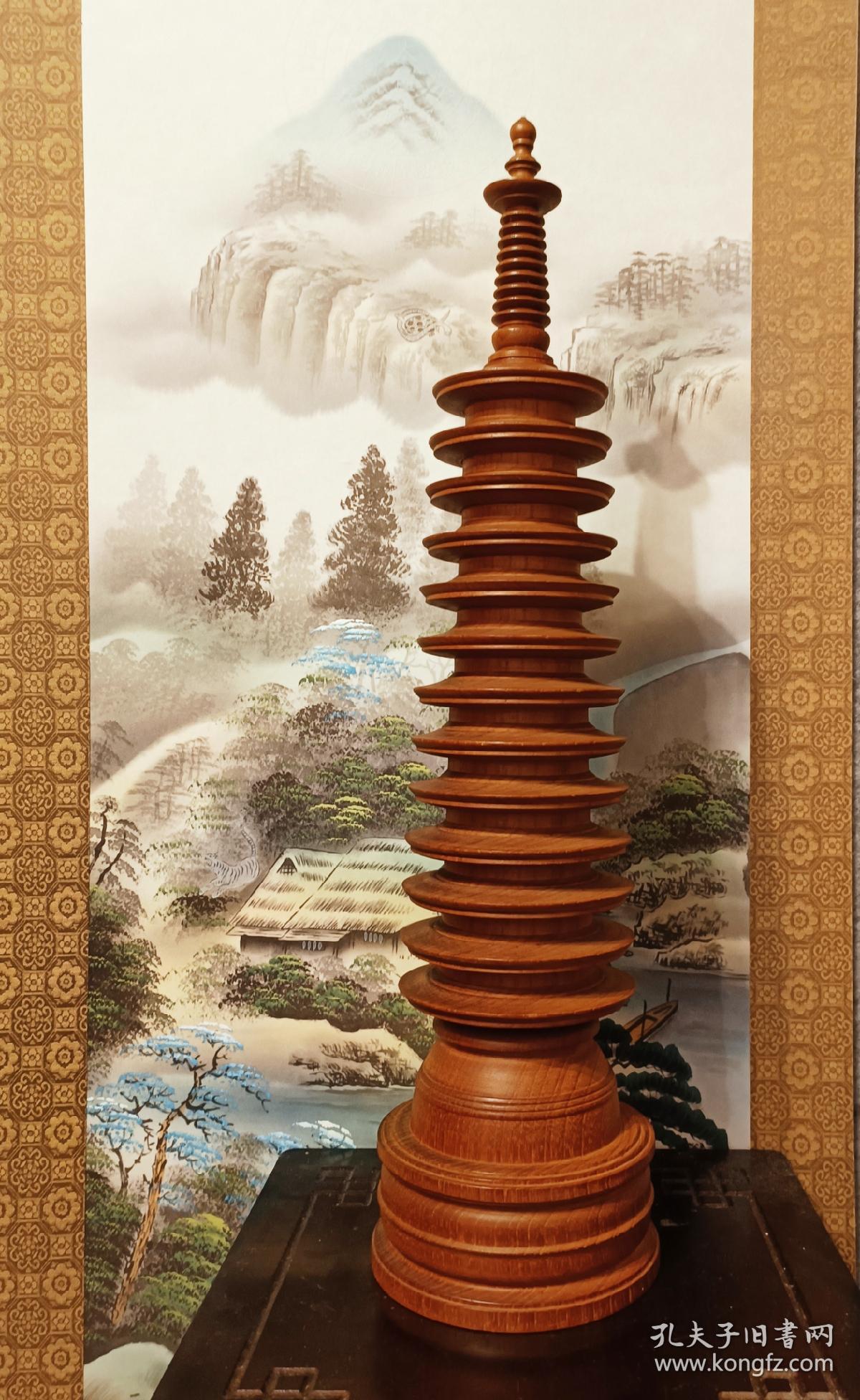 十三重十万塔 古樱木材雕刻  木谷杉峰作品
总高56Cm  底部直经常14Cm  塔端可取下，中有无垢净光陀罗尼  中古印刷品。有桐木盒。保管极好，存世极少上佳品，唯一座。实价不议，顺丰包。